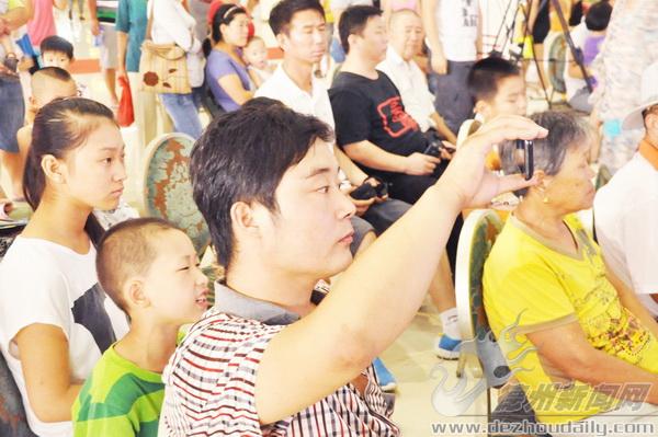 選手們精彩的表演吸引了眾多市民觀(guān)看